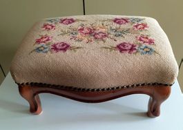 Handgestickter Fussschemel / Hocker mit Rosenmuster