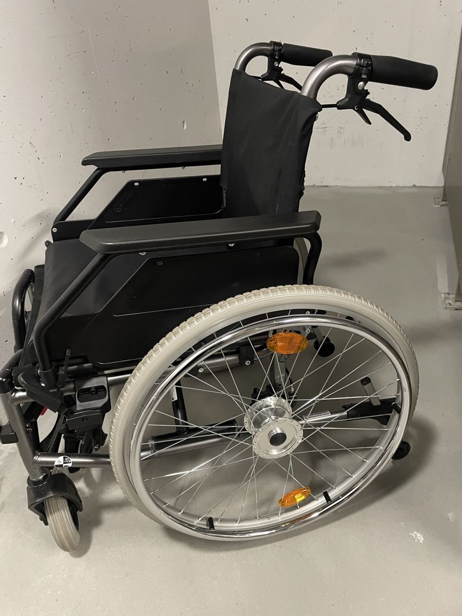 Sedie a rotelle: Sedia a rotelle,marca Dietz,colore nero – Usato da Gordola venduto da ven_hk7f
