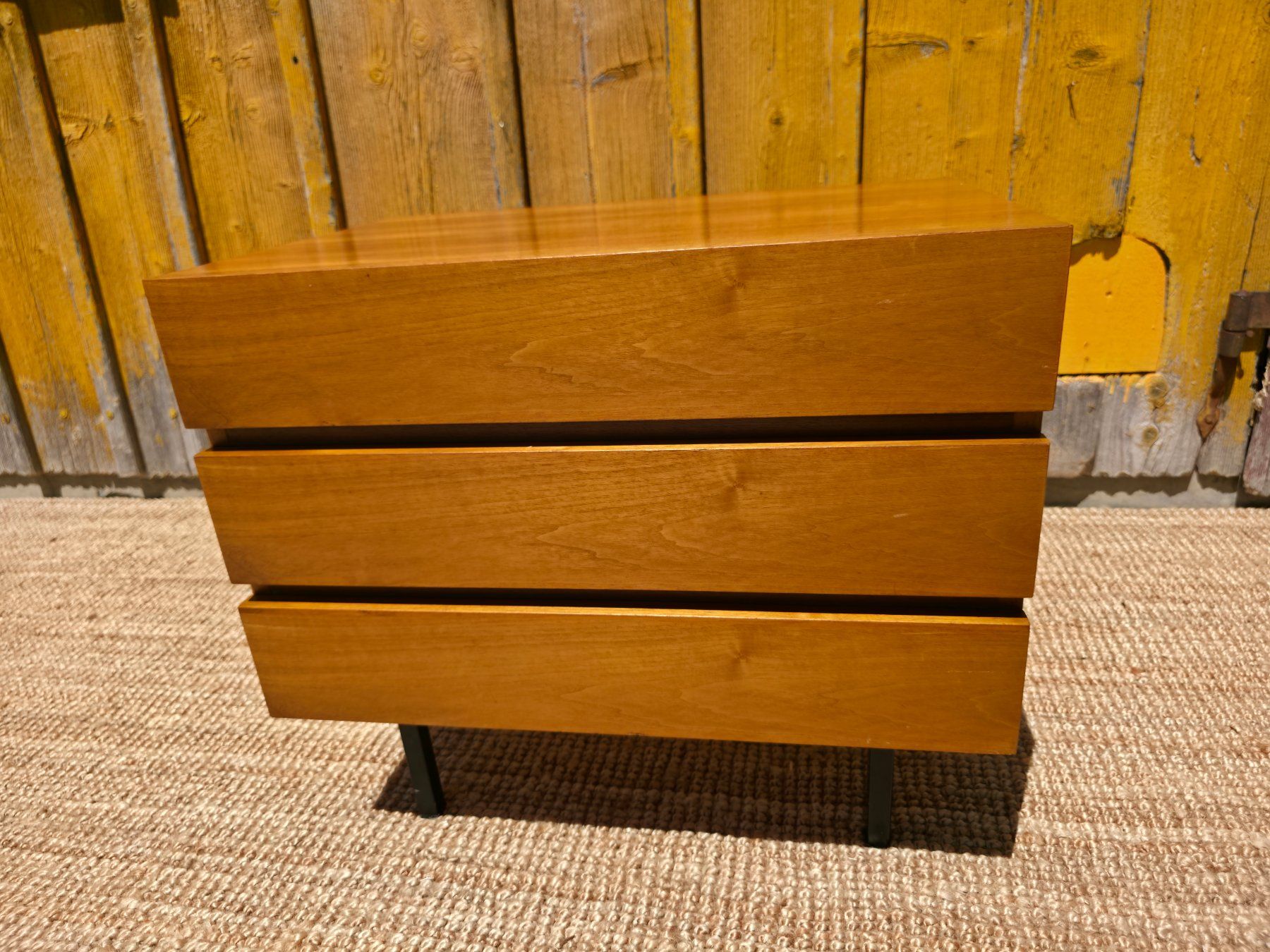 Cassettiere: Mid Century  Minimalist Sideboard Nussbaum – Usato da Haslen AI venduto da Vintagelix 1