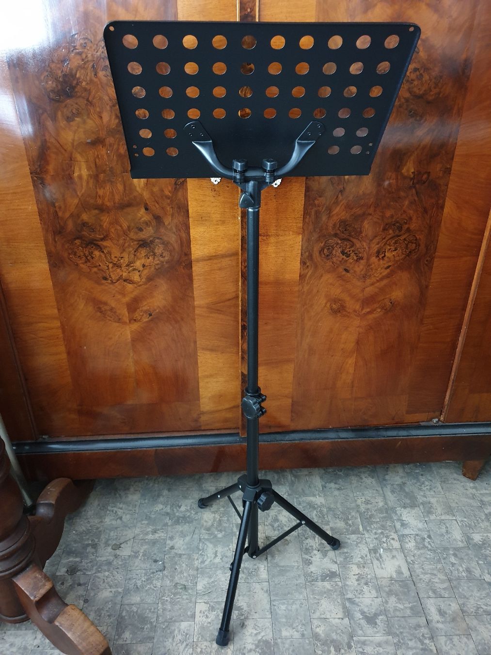 Supporti per strumenti musicali & leggii: neuer professioneller Notenständer – Nuovo e nell'imballaggio originale da Herisau venduto da Musikfestival 1
