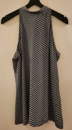Schöne ärmellose Bluse