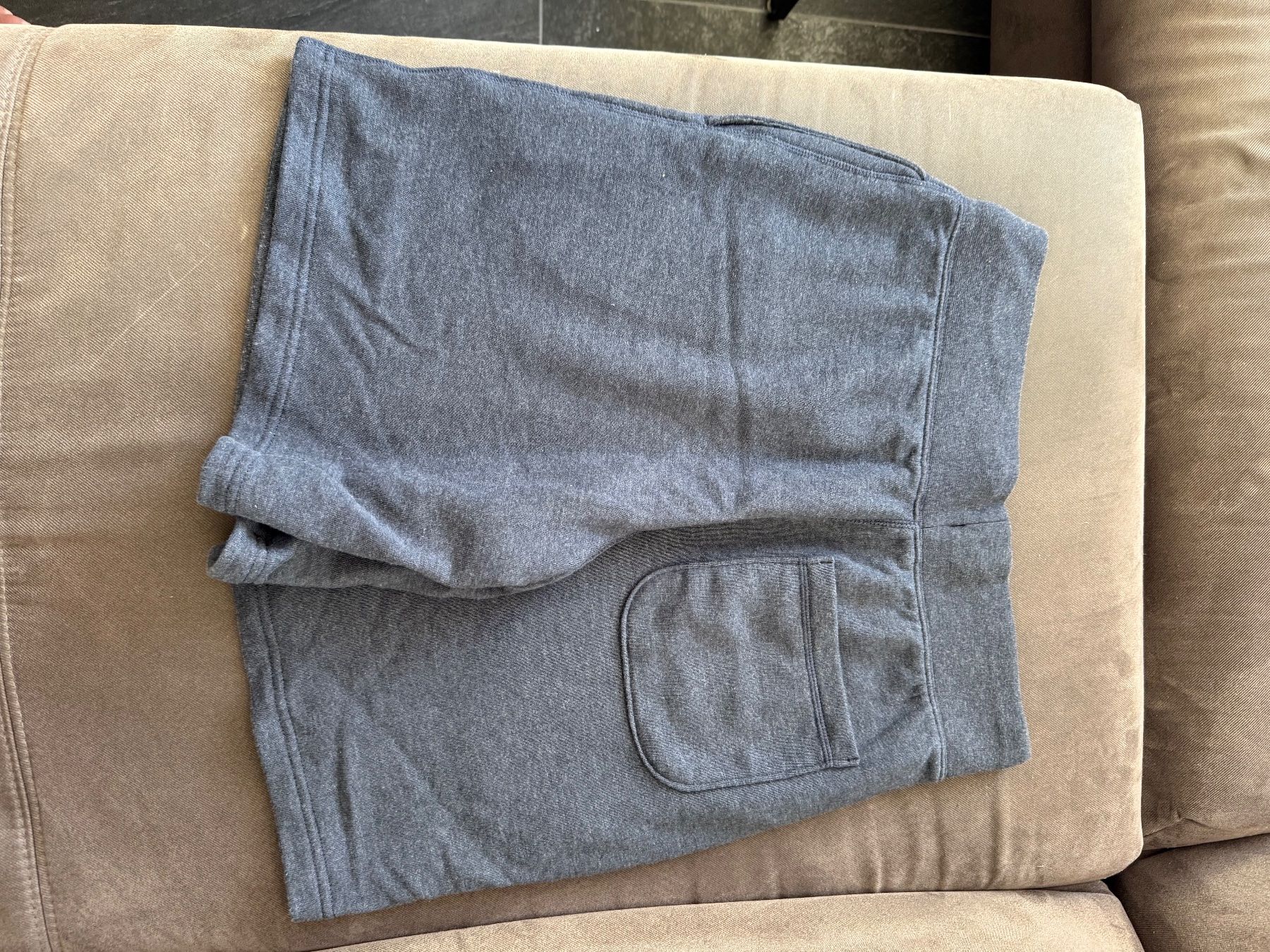 Champion Pantaloni: Champion fleece shorts Grey Size S – Usato da Stadel venduto da silentjelly 1