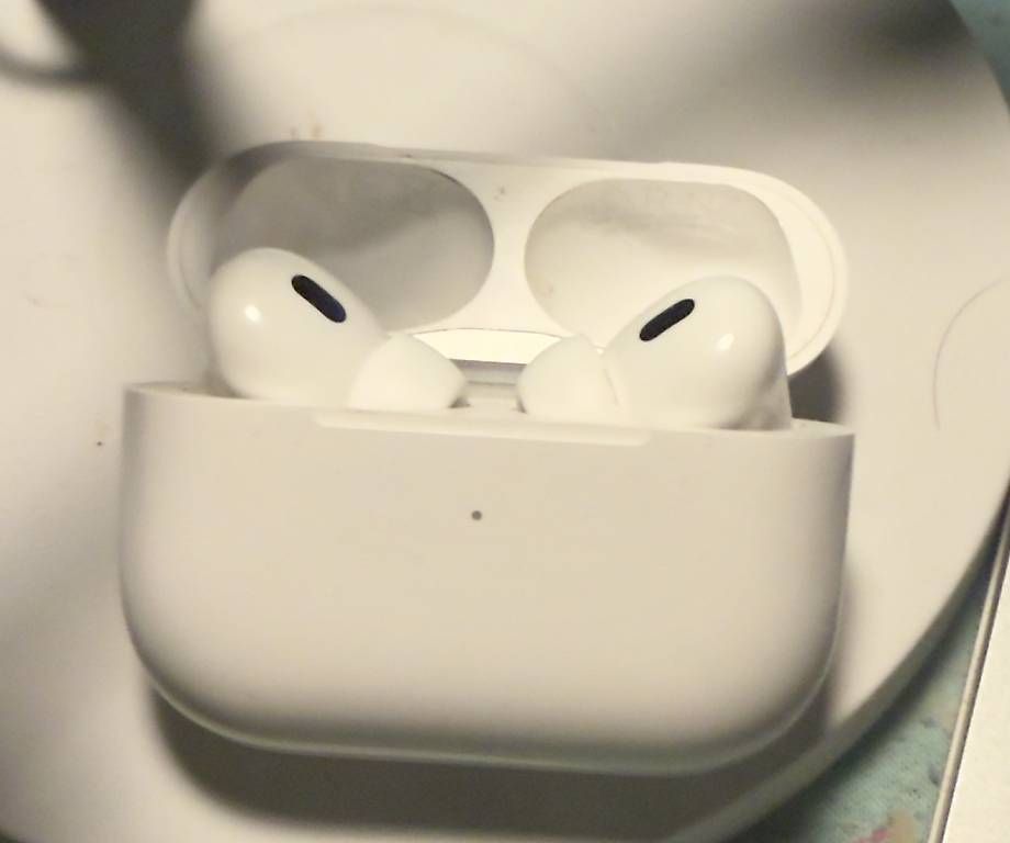 Cuffie: Apple AirPods Pro 2nd Gen MagSafe USB C – Usato da Bern venduto da Adhd 2
