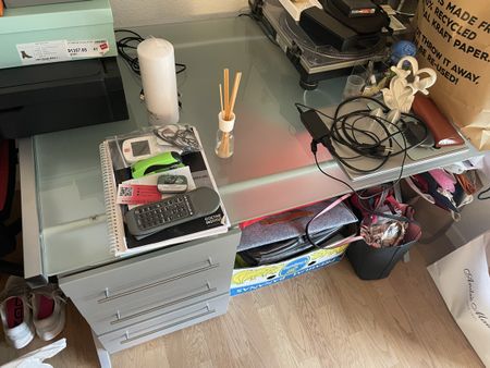Moderner Bürotisch mit Glasplatte und Schubladen, Top
