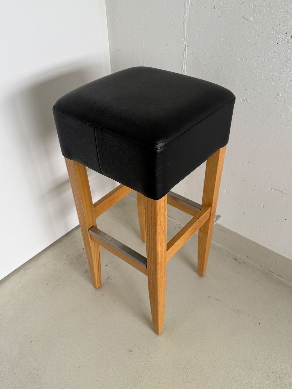 Sgabelli: Vega Holz Barhocker mit Kunstlederbezug – Usato da Volketswil venduto da Scoobi500 1