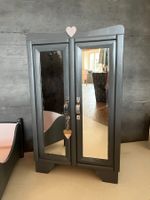 Armoire poupée Vintage en bois 81x49x24cm rose et grise