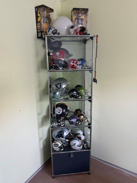 Vetrine: USM Vitrine mit NFL Helmen etc. – Usato da Bern venduto da howi72