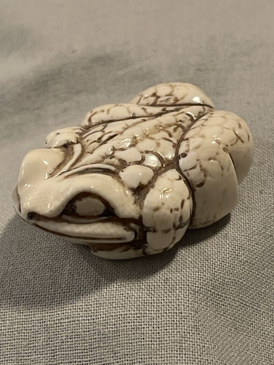 Statuette: Netsuke, liegender Frosch, signiert – Usato da Embrach venduto da Gauvain1