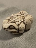 Netsuke, liegender Frosch, signiert