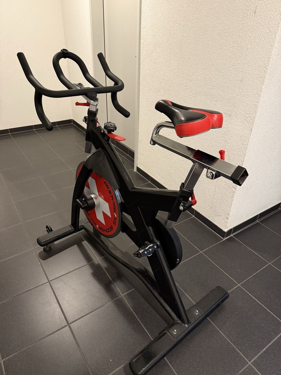 Bodyswiss Hometrainer: Indoor Cycle Bodyswiss schwarz rot – Usato da Schaffhausen venduto da Bicigletta 1