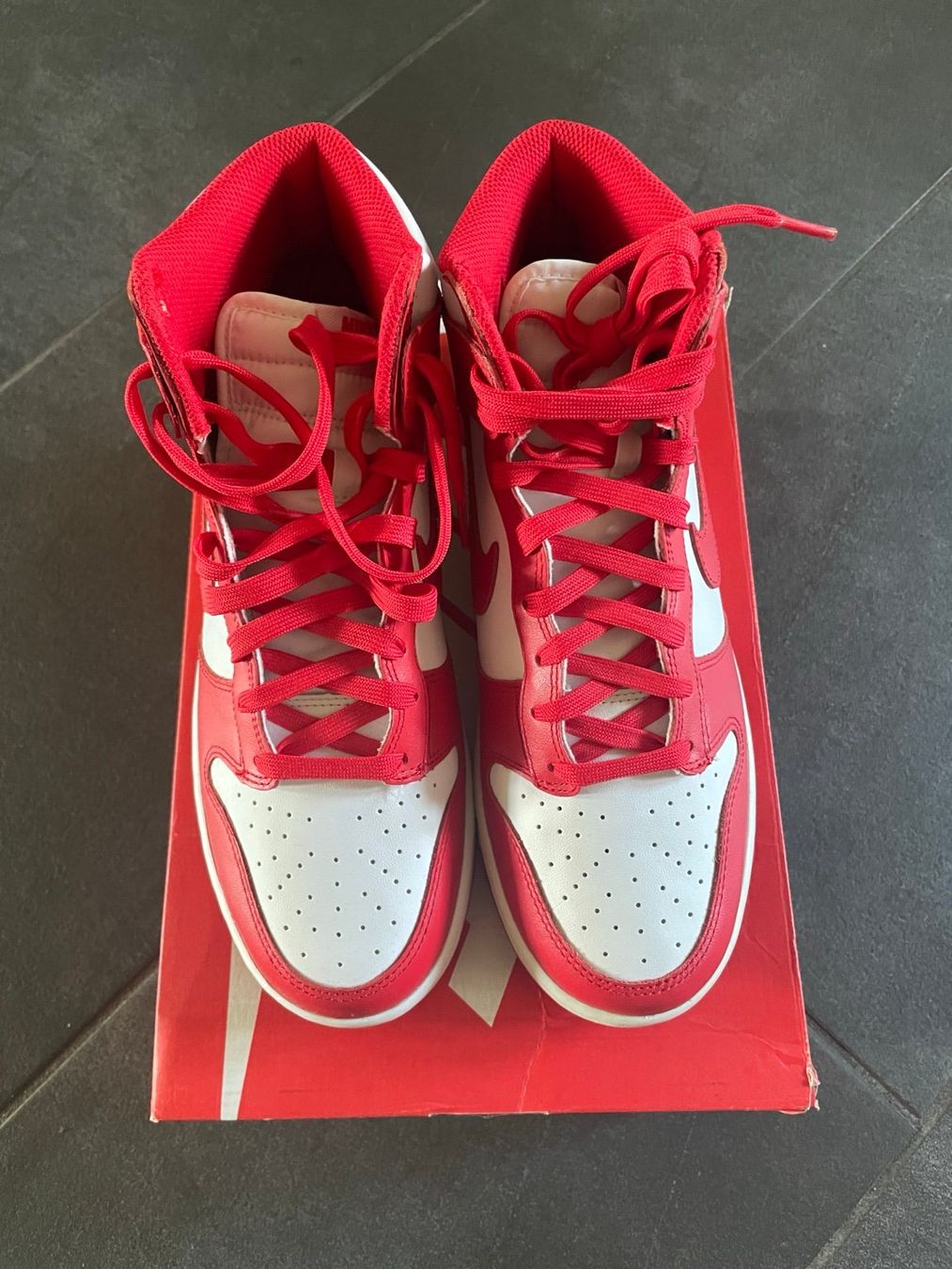 Nike Scarpe da uomo: Nike Dunk High Retro White / University Red Gr. 42.5 – Nuovo (secondo la descrizione) da Bonstetten venduto da thomaszh01