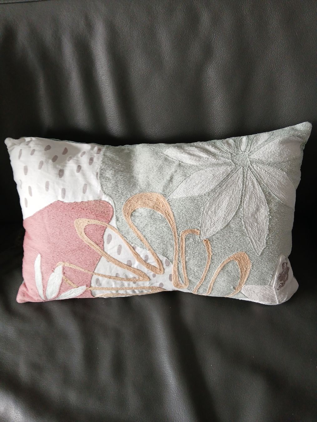 Kissen: Decorative cushion embroidered floral design 45x30cm – Gebraucht aus Dübendorf von LoRi-2026