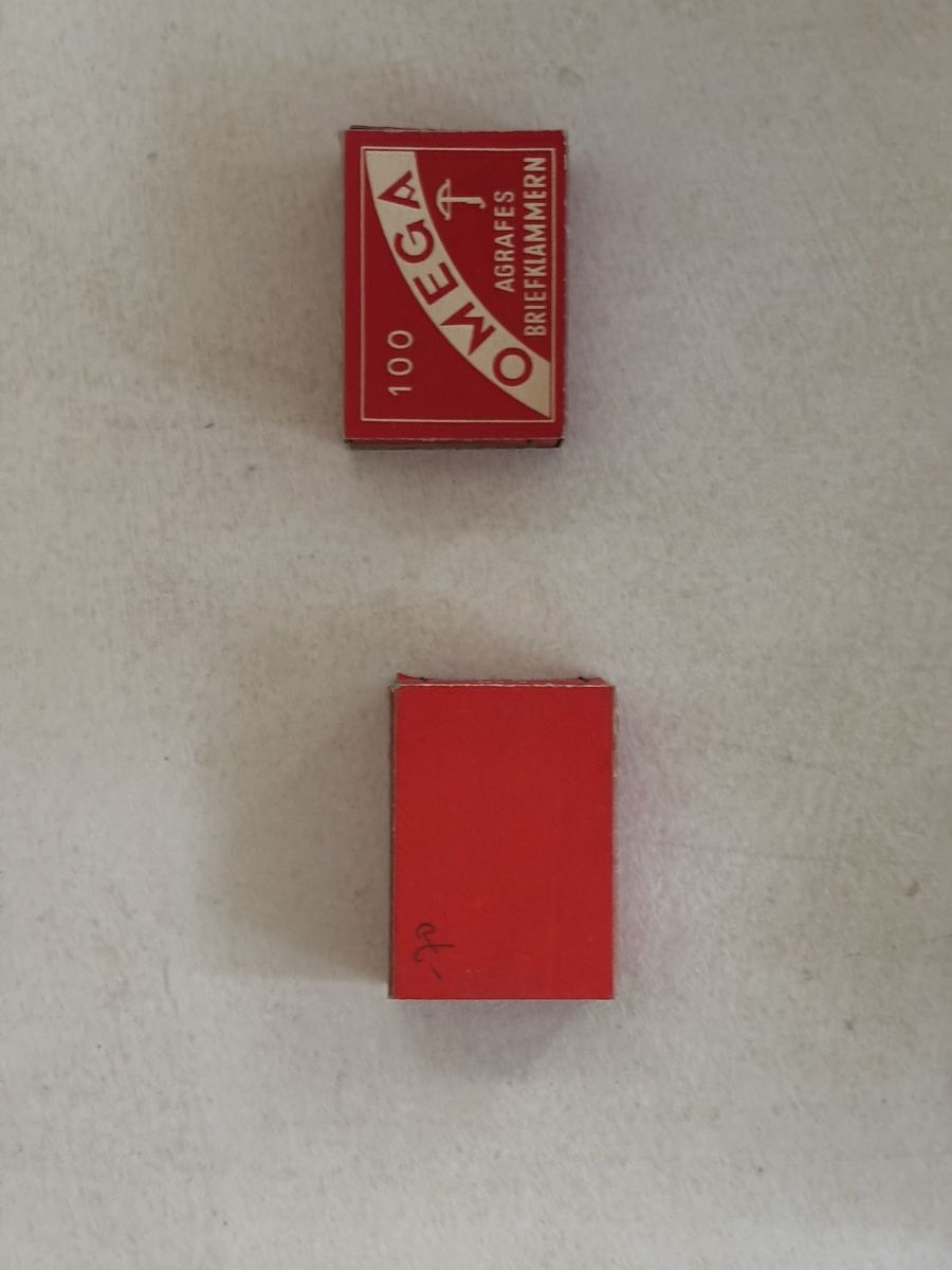 Insegne: Omega Schild, Tasche und Briefklammern – Usato da Rüti b. Büren venduto da CenicAG 9