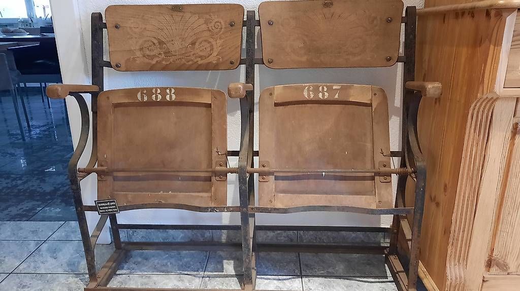 Stühle: Doppelkinositz Eisen/ Holz – Gebraucht aus Diepoldsau von inf_2dmg