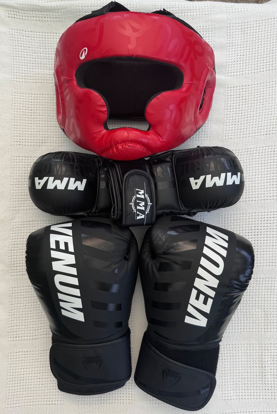 Guanti: Kickbox Handschuhe und Kopfschutz Kinder – Usato da Obfelden venduto da Kris09
