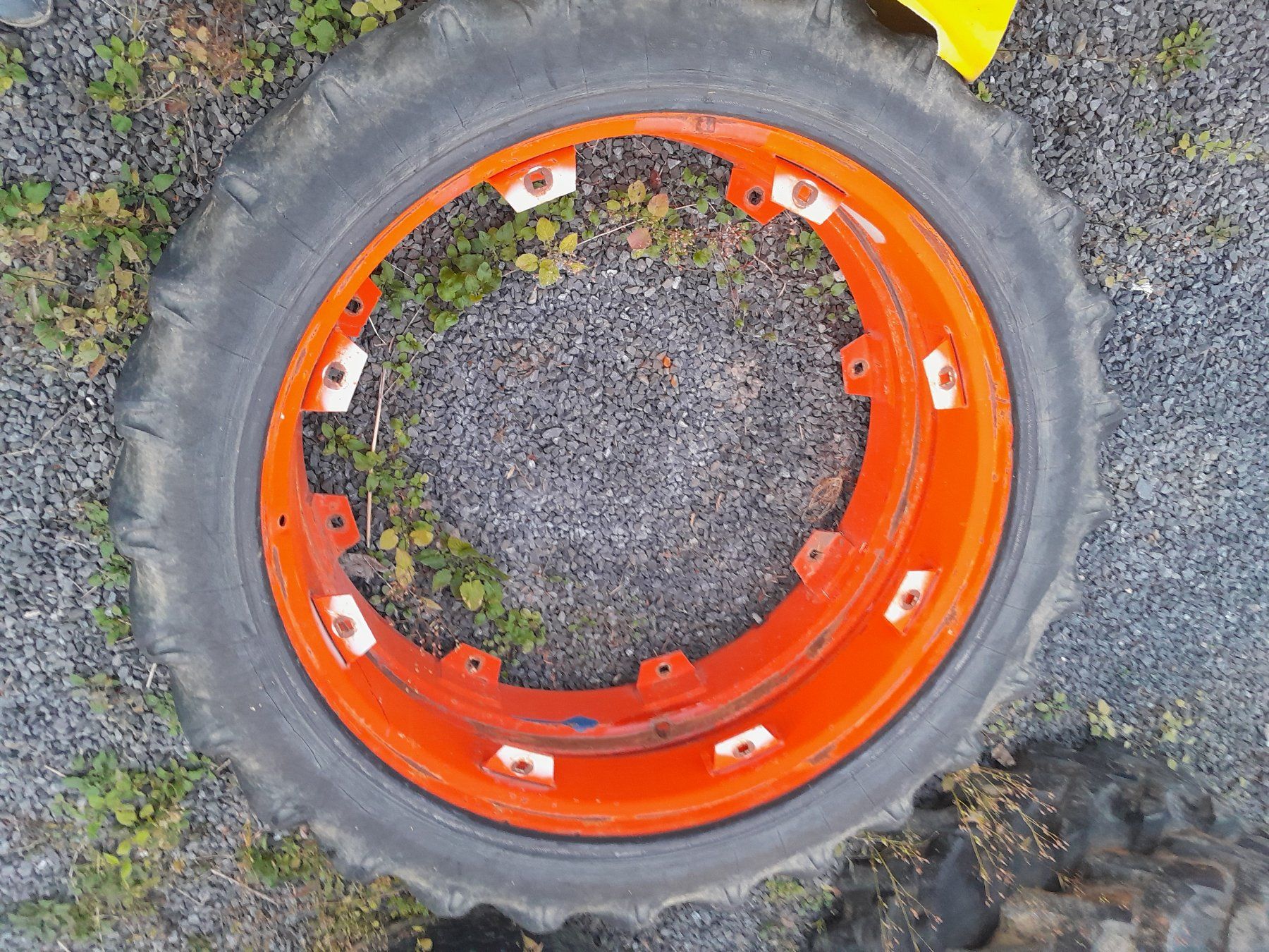Continental Pneus & Kompletträder: Rad 9.5-42 – Defekt aus Menzingen von Staub-Landtechnik