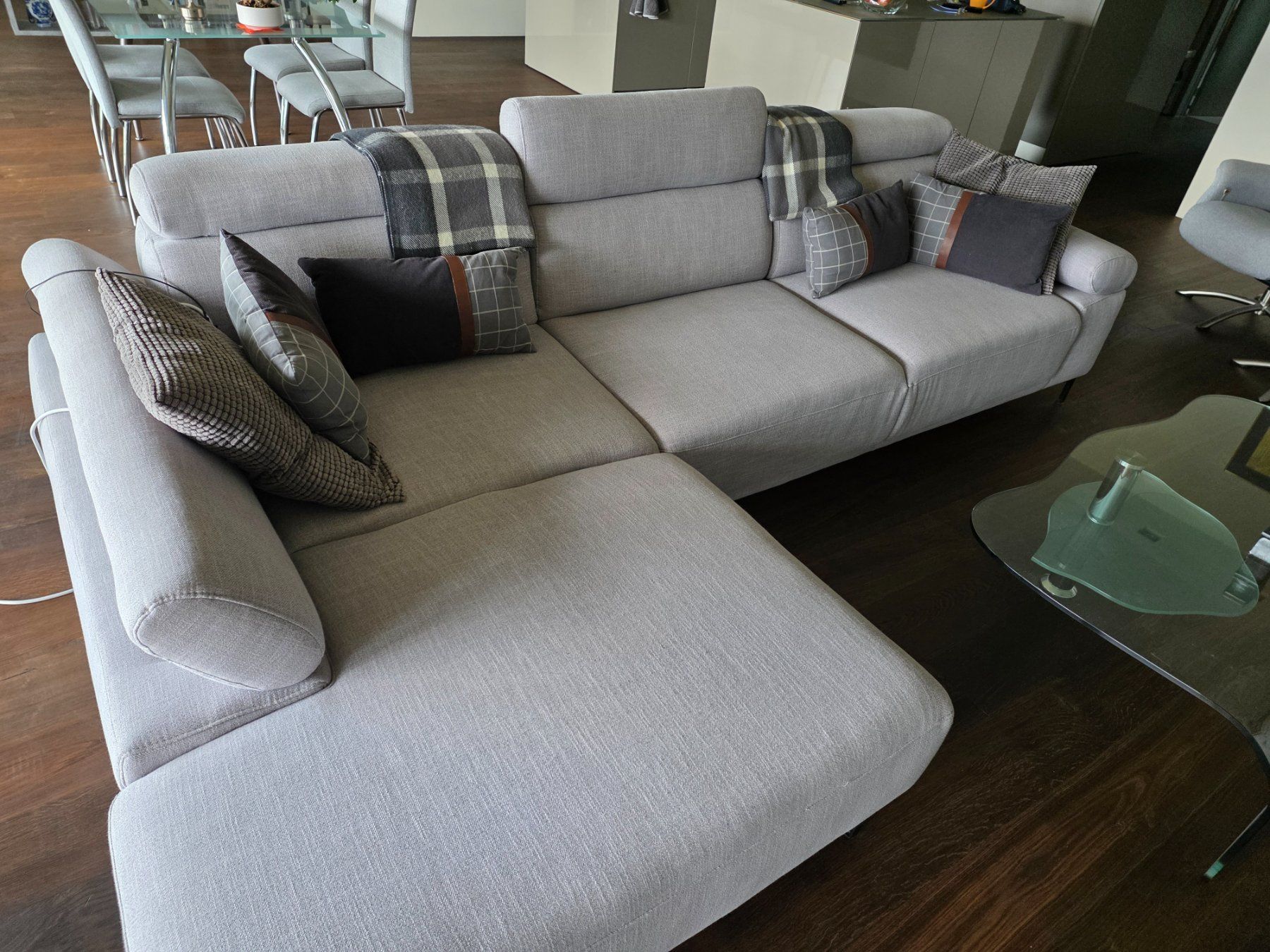 Conforama Sofas: Grosse gemütliche Eckcouch – D'occasion à Thun par morasker