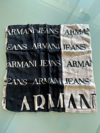 Foulard Armani Jeans noir, beige et rose, 100% viscose