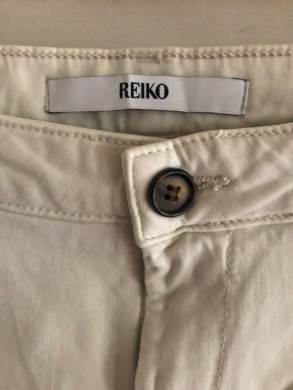 Pantaloni: Pantalon Reiko 32 chino – Nuovo e nell'imballaggio originale da Arnex-sur-Orbe venduto da cameleonfringant 1