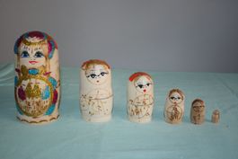 Russische Puppe Matroschka / Babuschka 6 Teilig. Höhe 15cm.
