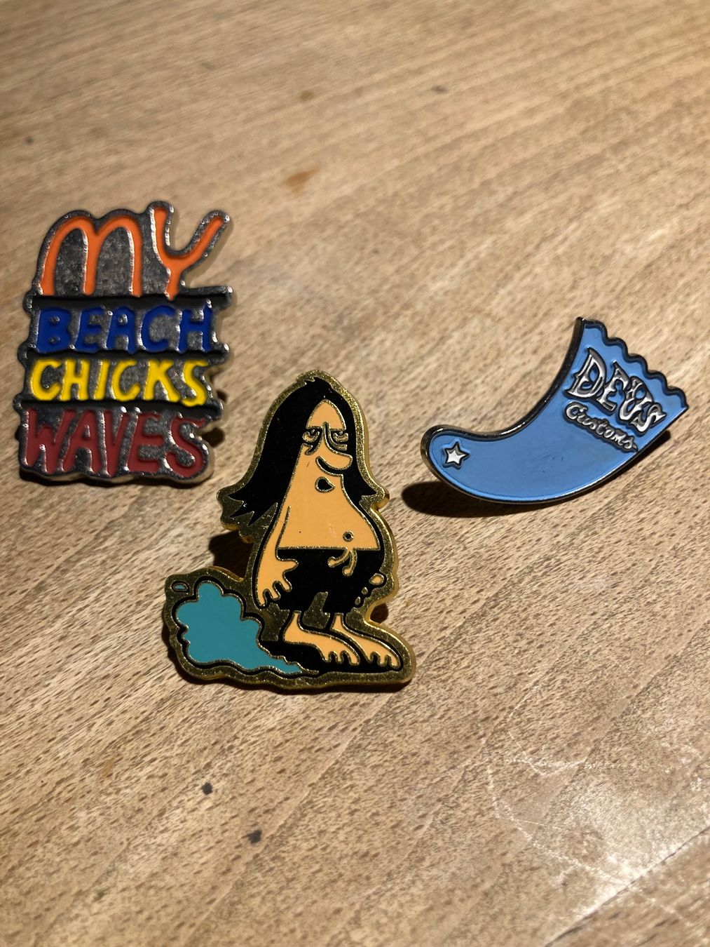 Placchette & Badge: Deus Ex Machina Surf Pin Set – Nuovo (secondo la descrizione) da Wallisellen venduto da HorstTennenbaum 2