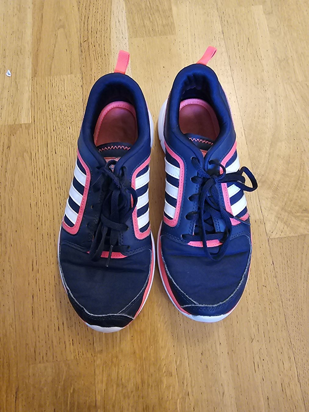 Adidas Schuhe für Mädchen: Adidas Schuhe 37 1/2 – Gebraucht aus Landquart von scharlachroti