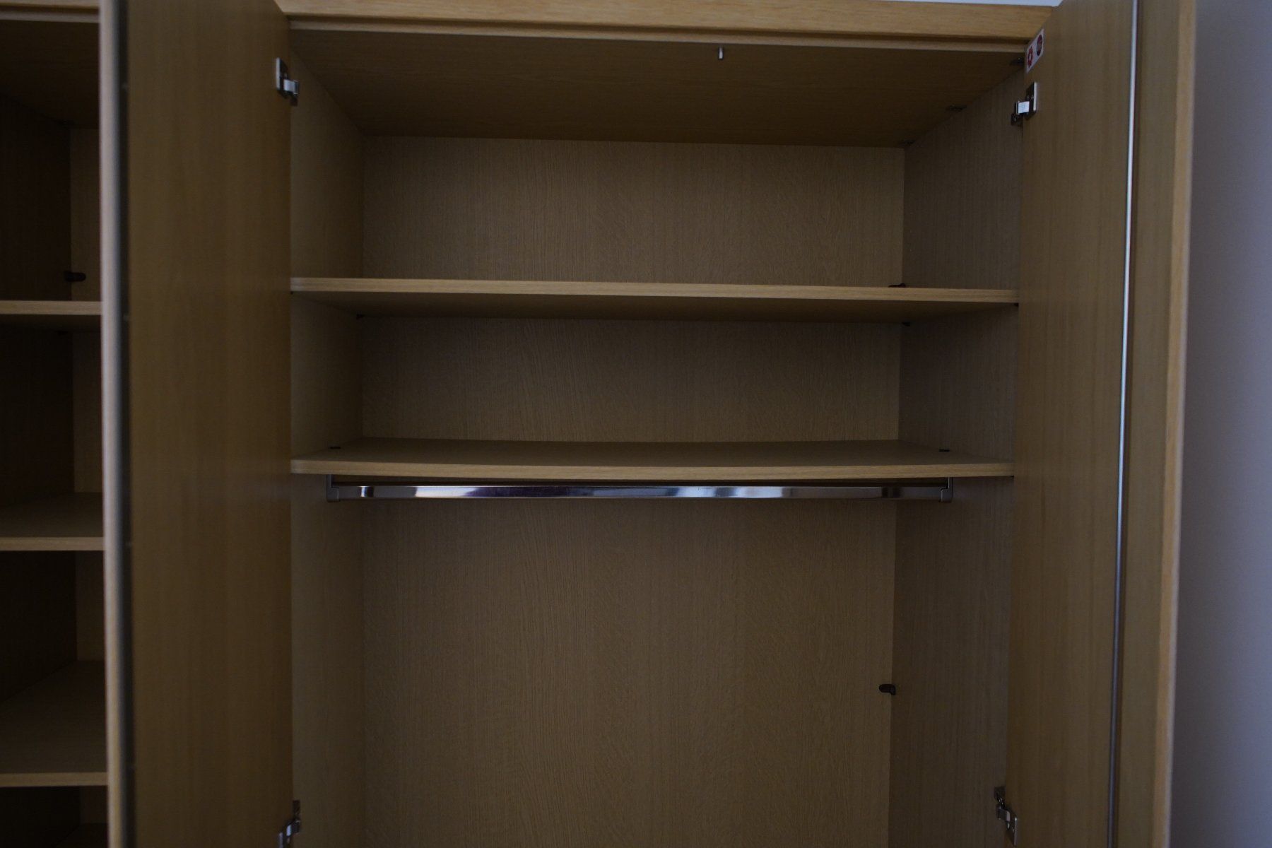 Armoires: Kleiderschrank vom Schreiner – D'occasion à Uster par akkusation 3