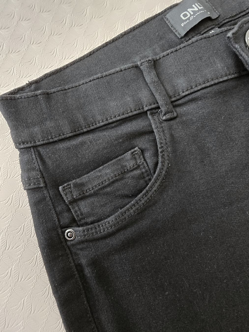 Only Pantaloni: Caprihosen von Only Grösse M schwarz Jeansoptik elastisch – Usato da Lenzburg venduto da Lavendercupcake 5
