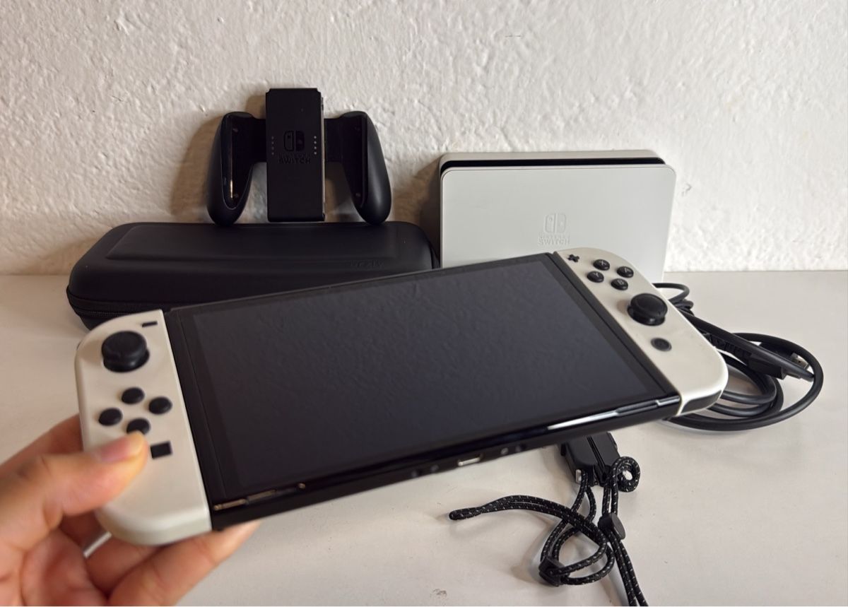 Nintendo Konsolen: Nintendo Switch OLED Console - No scratches on the screen! – Gebraucht aus Ehrendingen von bubulence 2