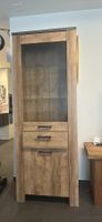 Gut erhaltene Vitrine aus Holz mit Glastüren & Schubladen