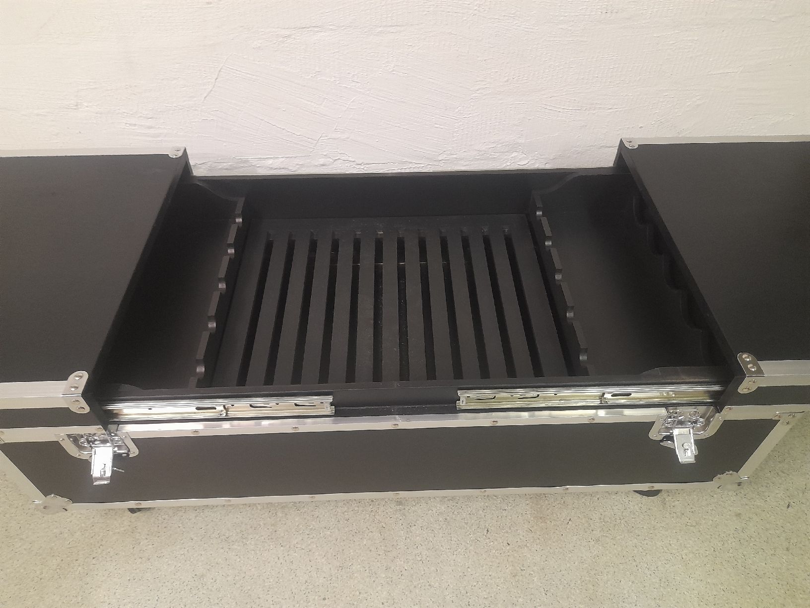 Maisons du monde Tavoli: Flightcase Design Couchtisch – Usato da Glattbrugg venduto da B_B 1