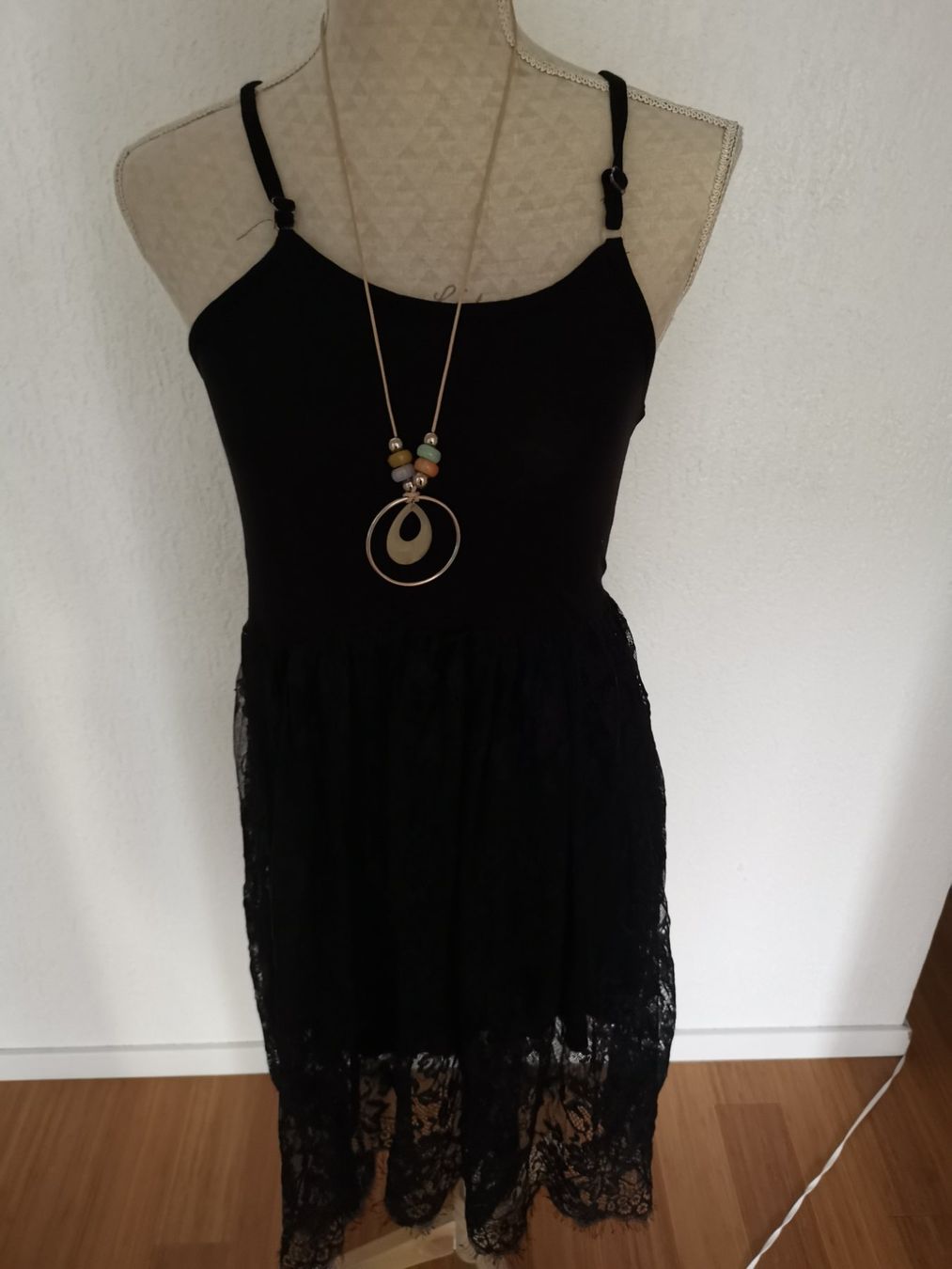 Robes: Robe dentelle&collier – Neuf (Voir description) à Brügg BE par Angel2300