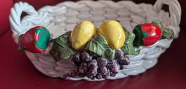 Italienischer Porzellankorb mit Früchten