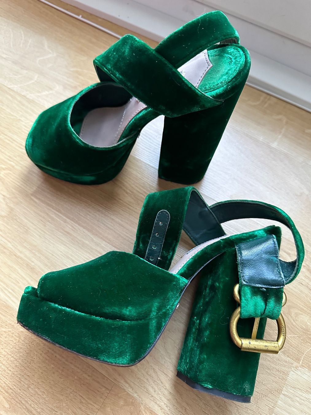 Prada Scarpe da donna: Prada  Velvet Sandalen – Usato da Schaffhausen venduto da Nadiuna 1