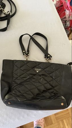 Schwarze Guess Handtasche gesteppt mit Schulterriemen, wie n