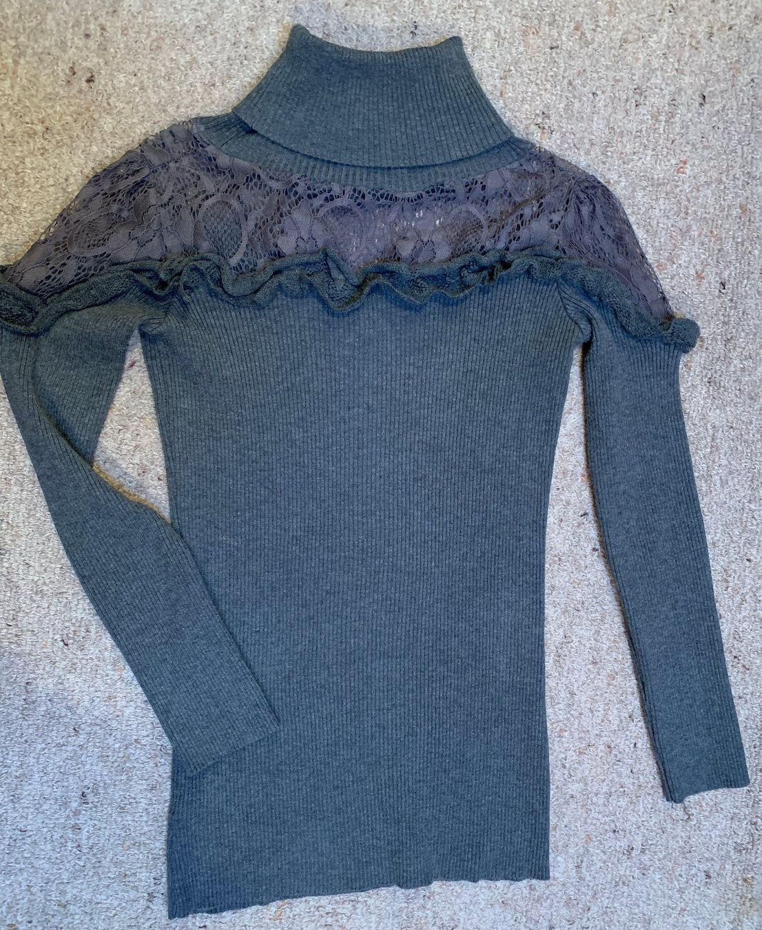Maglioni & Felpe: Reizvoller schicker Pullover mit Spitze und Rollkragen – Nuovo (secondo la descrizione) da Wangen ZH venduto da olivia20 6