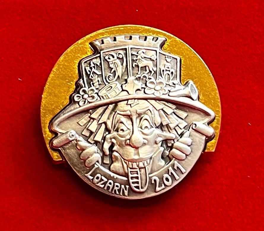 Plaketten & Abzeichen: Fasnachtsplakette Luzern GOLD 2011 mit Original-Nadel – Gebraucht aus Obernau von Wgnom