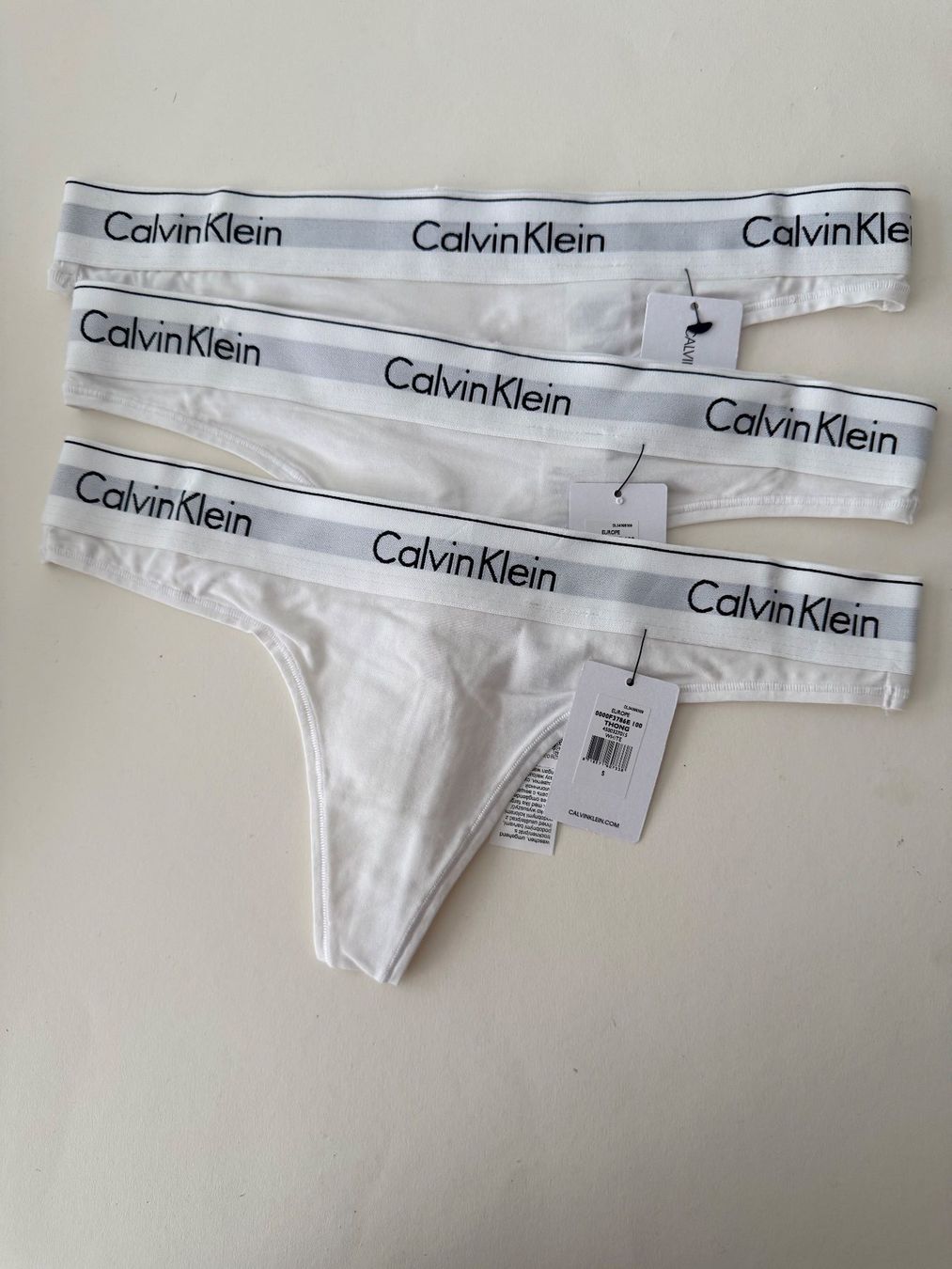 Calvin Klein Altra biancheria intima: String, CALVIN KLEIN, Grösse S, 3 Stück in Weiss – Nuovo e nell'imballaggio originale da Rudolfstetten venduto da gst_g7xl