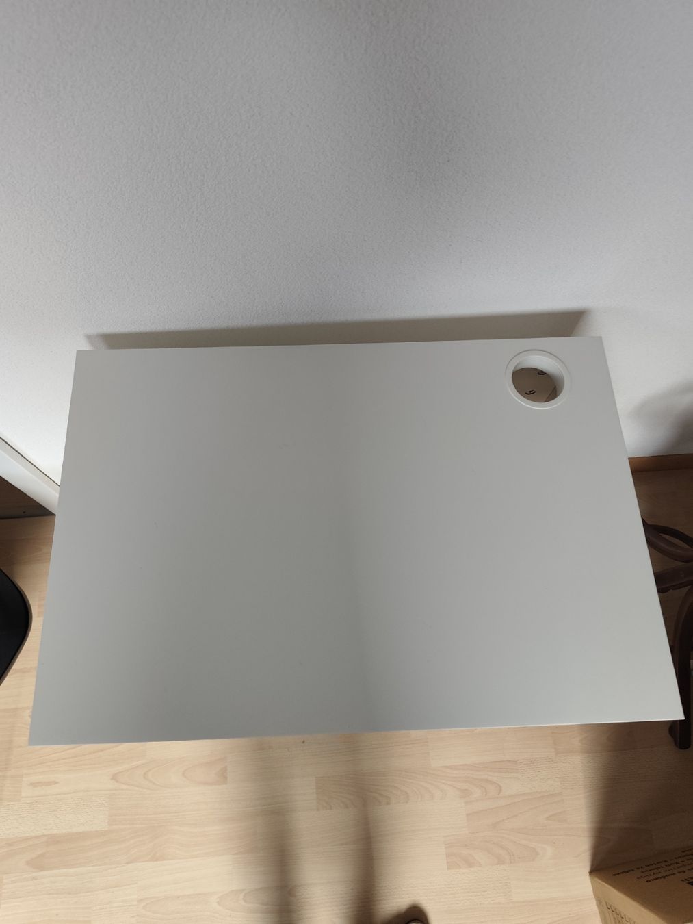 Schreibtische: Gebrauchter, schöner weisser Schreibtisch mit Schublade. – Gebraucht aus Hornussen von jessmon 1