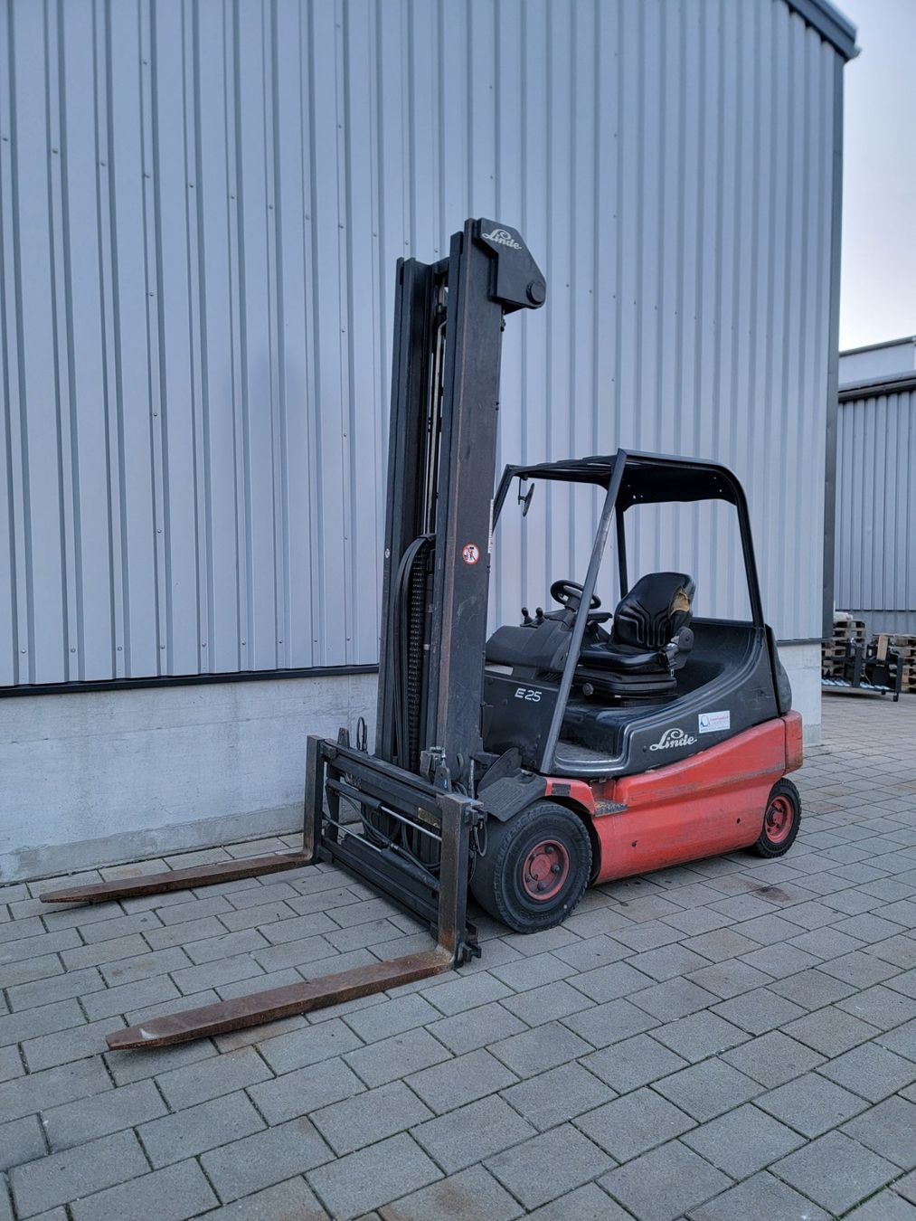 Linde Carrelli elevatori e a forche: Stapler Linde E25-02 Triplex Klemmgabel Hub 650cm – Usato da Amriswil venduto da basstempel