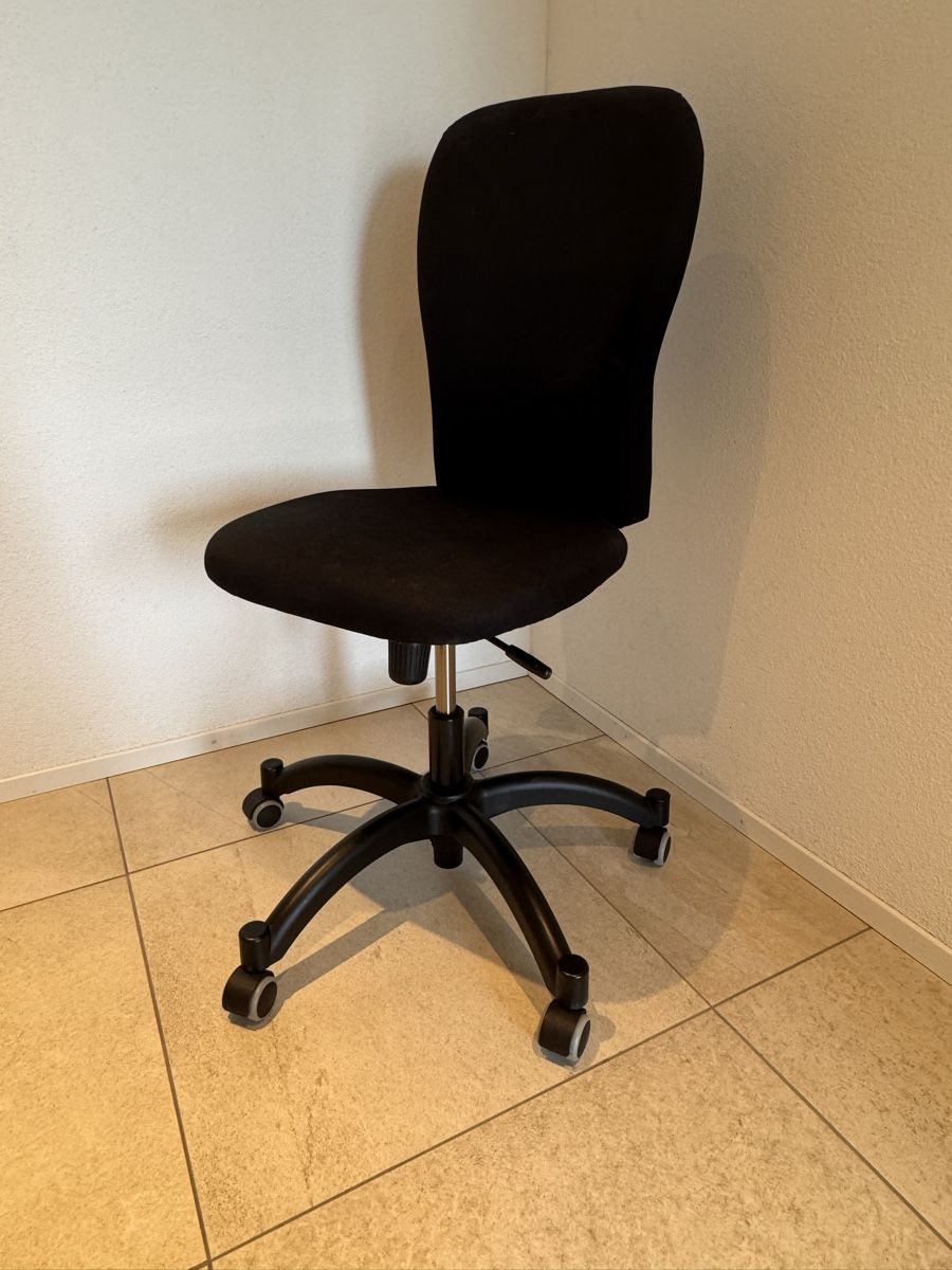Chaises: Schwarzer Bürostuhl – D'occasion à Birmenstorf AG par muszhao