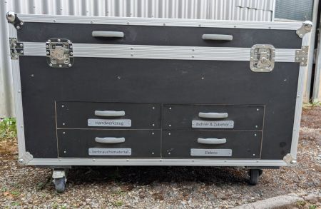 Flightcase mit Schubladen und Rollen als Werkzeugkiste