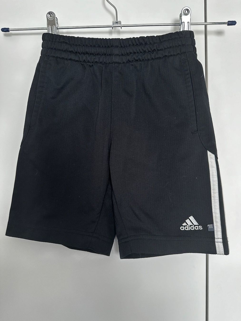 Adidas Pantaloni: Adidas Shorts Grösse 116 – Usato da Wagenhausen venduto da vintagesecondhand