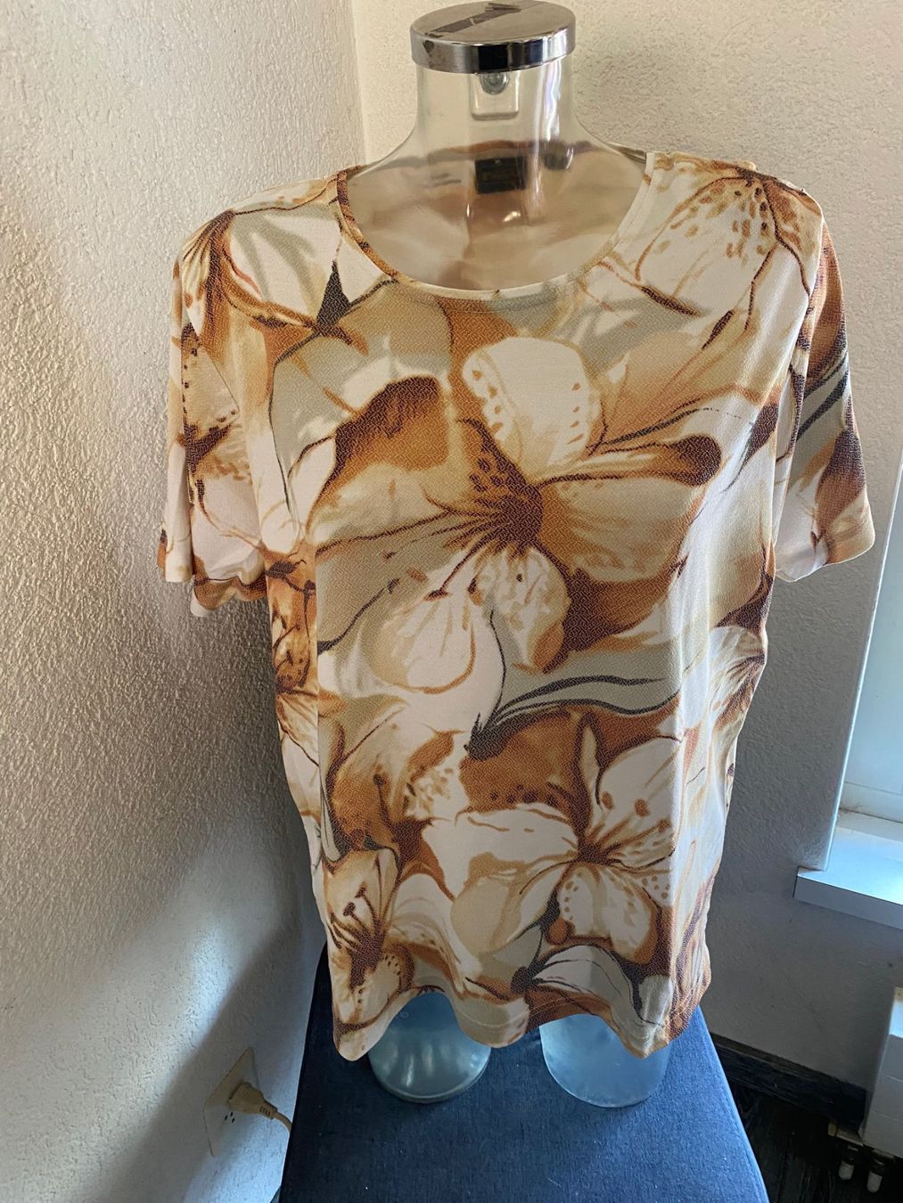 T-shirt: T-Shirt bunt Grösse L – Usato da Allenwinden venduto da Obalu 1