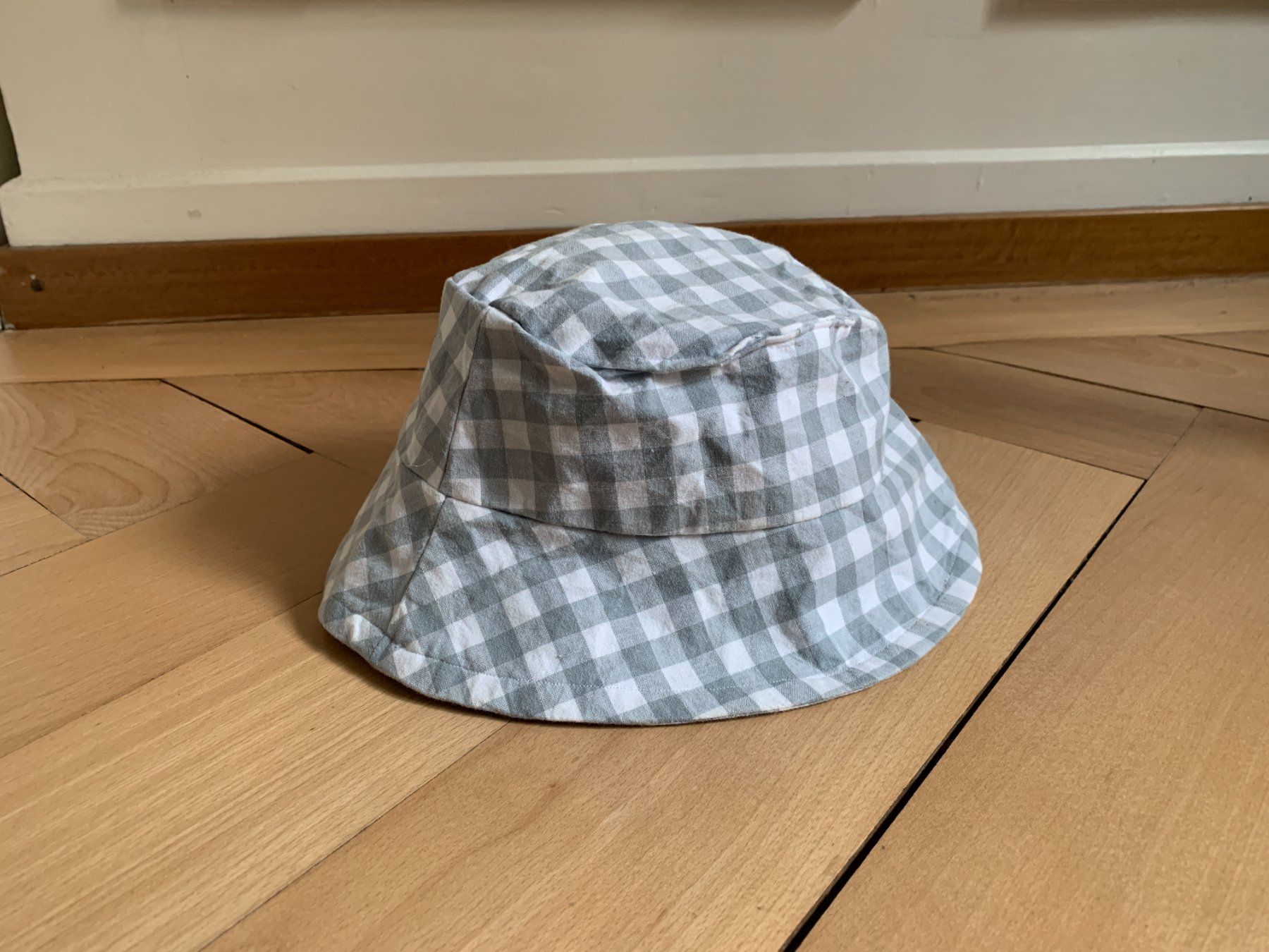 Chapeaux, bonnets & casquettes: Bucket Hat hellgrau-weiss kariert – D'occasion à Zürich par Diazaio