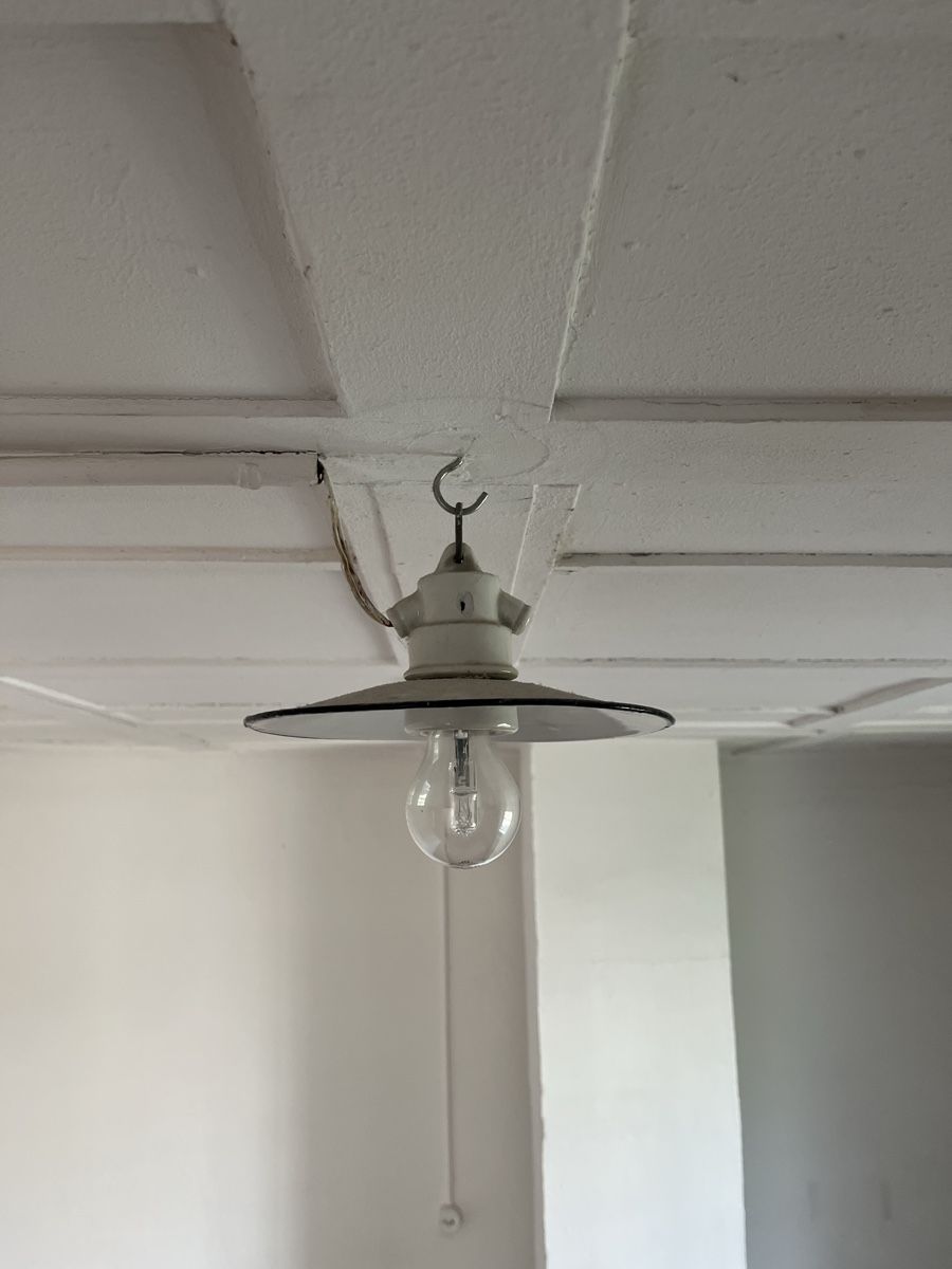 Lampade: Antike Lampe / Stalllampe mit Emailleschirm – Usato da Horgen venduto da Rokes 3