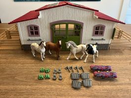 Schleichstall mit Pferden und Zubehör