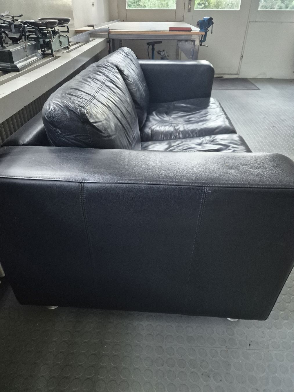 Sofas: Sofa Leder schwarz 2-Sitzer Gebraucht – Gebraucht aus Balsthal von Yukon_88 2