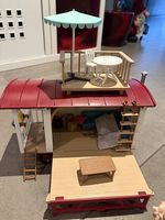 Spielzeug Wohnwagen mit Zubehör und Pferden bespielt