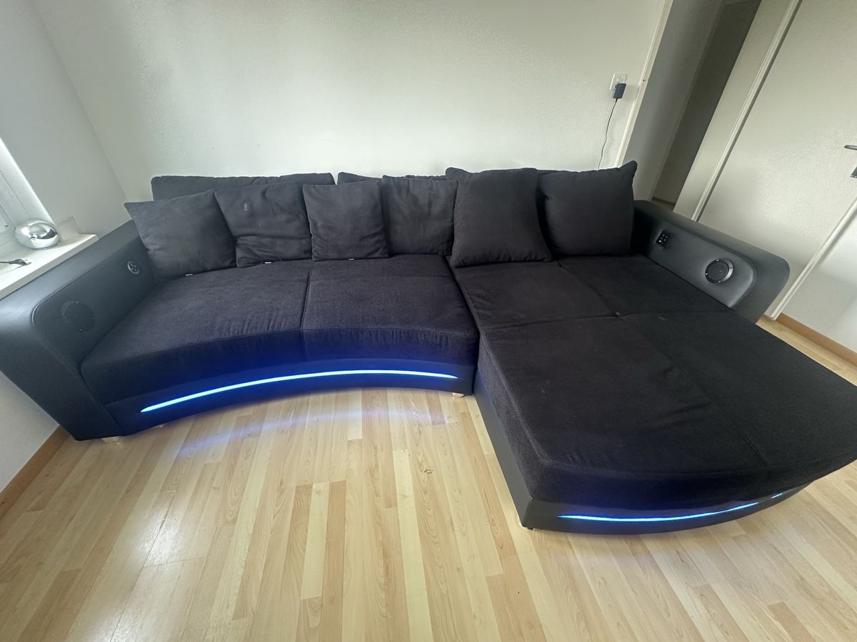 Sofas: Sofa mit LED und Musikanlage – Gebraucht aus Wittenbach von sas_j7xx
